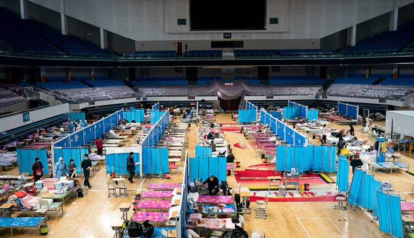 Bệnh nhân nhiễm COVID-19 được điều trị tại bệnh viện dã chiến ở Vũ Hán, tỉnh Hồ Bắc, Trung Quốc ngày 8/3/2020. (Ảnh: THX/TTXVN)