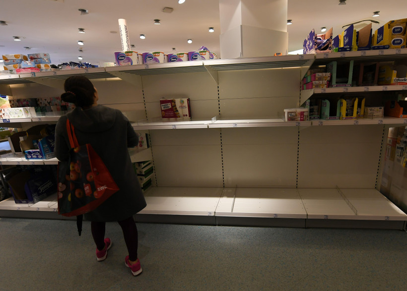 Kệ hàng hóa trống trơn tại siêu thị ở Frankfurt, Đức, ngày 9/3/2020, trong bối cảnh dịch COVID-19 lan rộng. (Ảnh: THX/TTXVN)