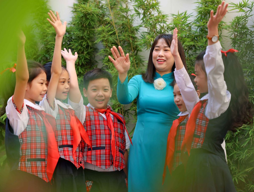 Cô trò Trường Tiểu học Thăng Long (quận Hoàn Kiếm, Hà Nội). (Ảnh: Thanh Tùng/TTXVN)