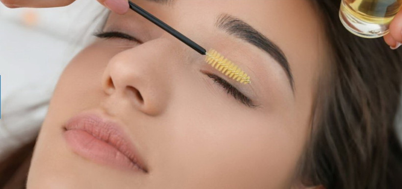 Cần tẩy trang vùng mắt thật kỹ trước khi dưỡng mi.