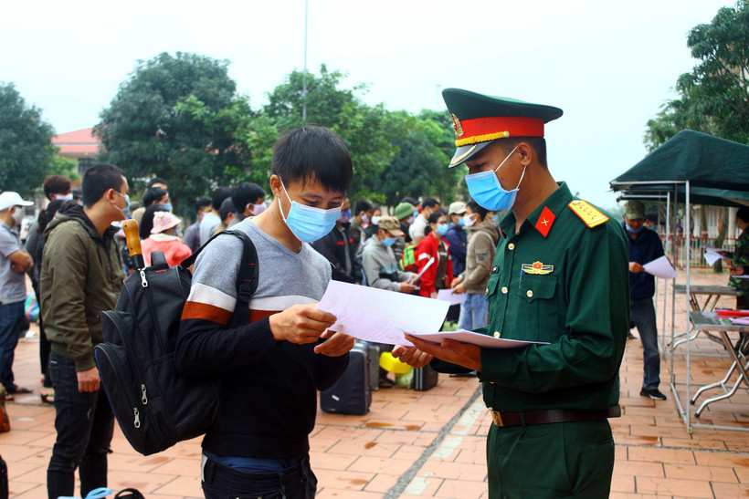 Trao “Giấy chứng nhận hoàn thành việc cách ly phòng bệnh COVID-19” cho các công dân đã hoàn thành thời gian 14 ngày cách ly theo quy định của Bộ Y tế. (Ảnh: Tá Chuyên/TTXVN)