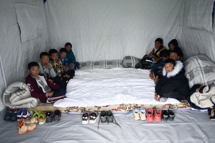 Trẻ em được sơ tán tới các khu lều tạm sau trận động đất ở Thanh Hải, Trung Quốc, ngày 22/5/2021. (Ảnh: THX/TTXVN)