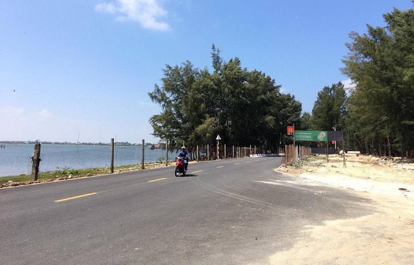 Đập Hòa Duân ở thị trấn Thuận An, huyện Phú Vang nay đã được hàn khẩu trở thành tuyến Quốc lộ 49B. (Ảnh: Đỗ Trưởng/TTXVN)