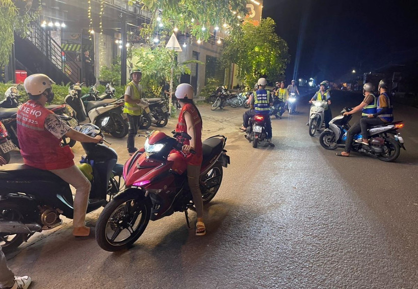 Nhiều hội, nhóm không đăng ký kinh doanh (áo xanh lam, xanh lá) cạnh tranh địa bàn với đơn vị đã đăng ký kinh doanh lái xe hộ (áo đỏ), gây mất an ninh trật tự. (Ảnh: Giang Nam/TTXVN phát)