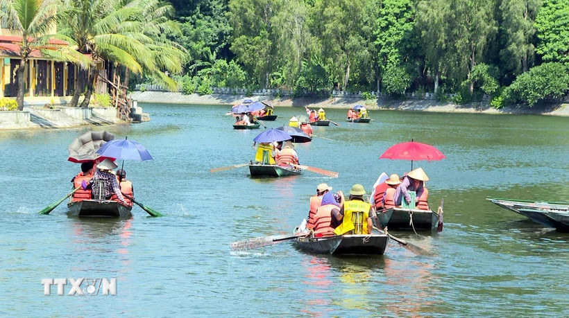 Khách du lịch tham quan Tam Cốc, Ninh Bình. (Ảnh: TTXVN)