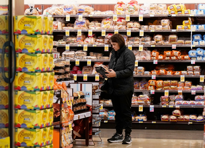 Người tiêu dùng mua sắm tại siêu thị ở Millbrae, Mỹ. (Ảnh: THX/TTXVN)