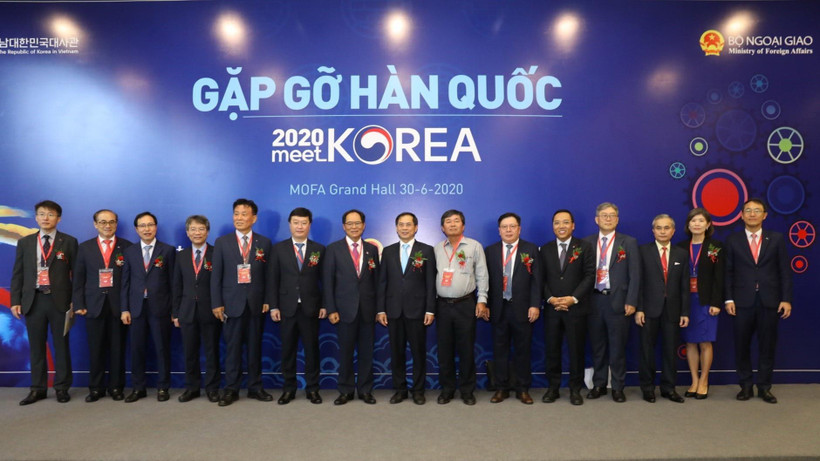 Thứ trưởng Thường trực Bộ Ngoại giao Bùi Thanh Sơn, Đại sứ Hàn Quốc tại Việt Nam Park Noh Wan với các đại biểu. (Ảnh: Văn Điệp/TTXVN)