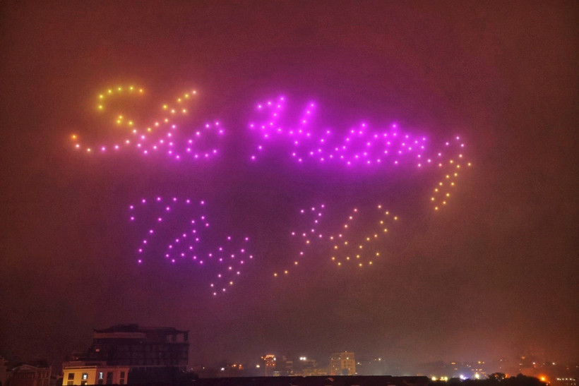 300 thiết bị bay không người lái biểu diễn tại khu du lịch Nhật Tân. (Ảnh: Tuấn Anh/TTXVN)