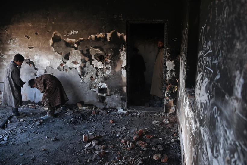 Hiện trường đổ nát sau cuộc đấu súng giữa lực lượng Chính phủ Ấn Độ và phiến quân tại khu vực Hajin, Bandipora, Kashmir, ngày 22/3/2019. (Ảnh: AFP/TTXVN)