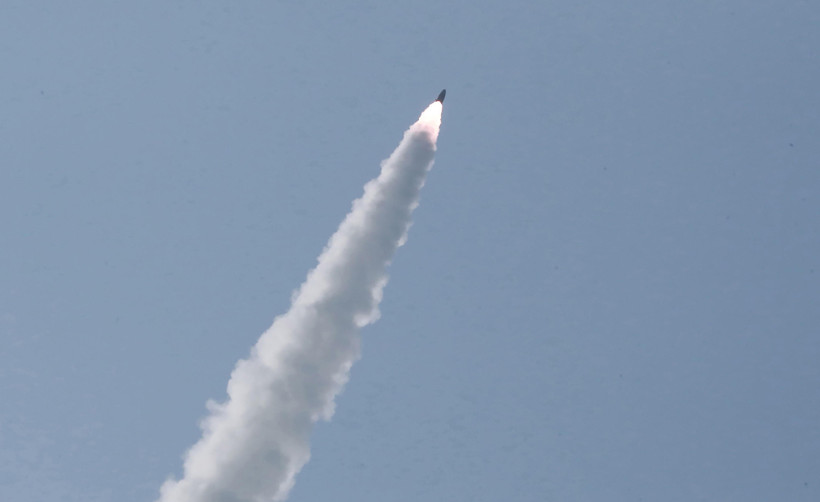 (Ảnh tư liệu, do Hãng thông tấn Trung ương Triều Tiên đăng phát): Một vụ phóng thử vũ khí tại địa điểm không xác định của Triều Tiên ngày 5/5/2019. (Ảnh: AFP/TTXVN)