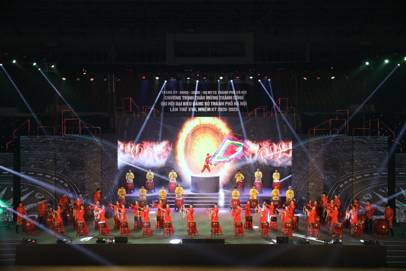 Chương trình Nghệ thuật chào mừng thành công Đại hội đại biểu lần thứ XVII, Đảng bộ thành phố Hà Nội nhiệm kỳ 2020-2025. (Ảnh: Văn Điệp/TTXVN)