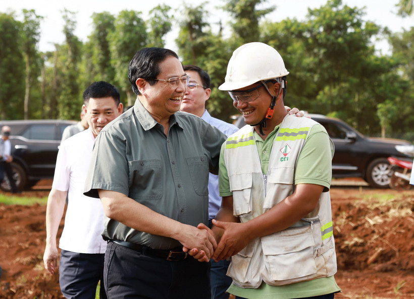 Thủ tướng Phạm Minh Chính thăm hỏi, động viên công nhân thi công đường bộ cao tốc Khánh Hòa-Buôn Ma Thuột. (Ảnh: Dương Giang/TTXVN)