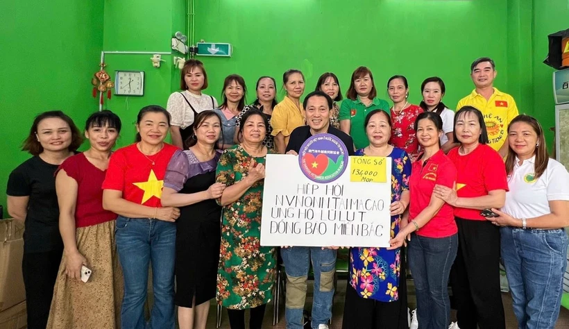 Hiệp hội người Việt Nam ở nước ngoài tại Macau (Trung Quốc) ủng hộ đồng bào khắc phục thiệt hại do bão số 3. (Ảnh: TTXVN phát)