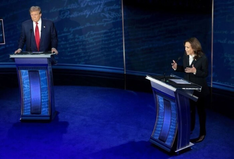 Cựu Tổng thống Mỹ Donald Trump (trái) và Phó Tổng thống Kamala Harris trong cuộc tranh luận trực tiếp tại thành phố Philadelphia tối 10/9. (Ảnh: IRNA/TTXVN)