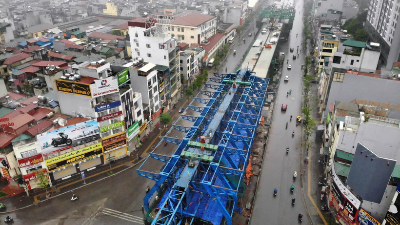 Dự án cầu cạn Vành đai 2 đoạn qua đường Minh Khai đã tạm dừng thi công. (Ảnh: Danh Lam/TTXVN)