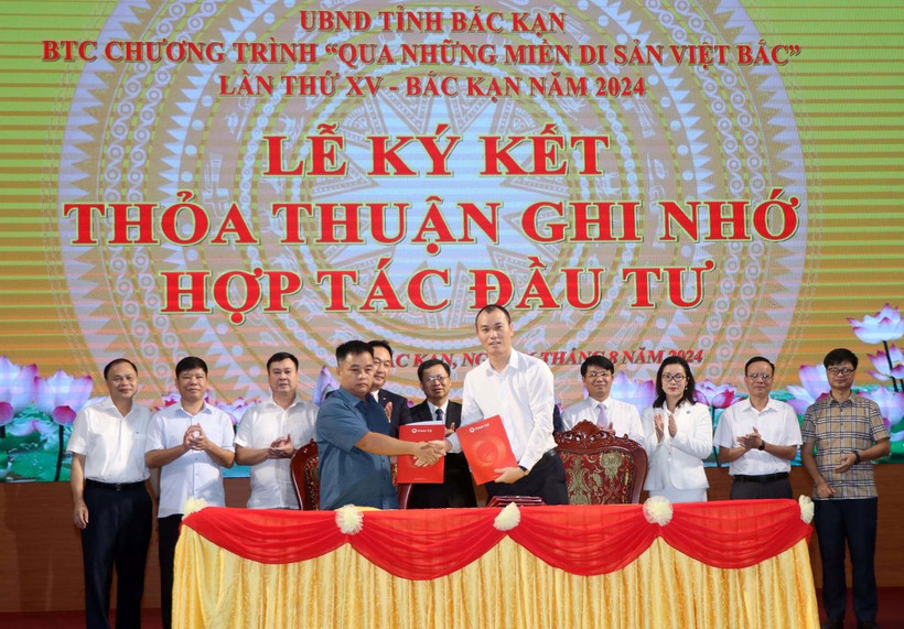 Đại diện các doanh nghiệp, nhà đầu tư ký thỏa thuận ghi nhớ hợp tác đầu tư với tỉnh Bắc Kạn. (Ảnh: Vũ Hoàng Giang/TTXVN)