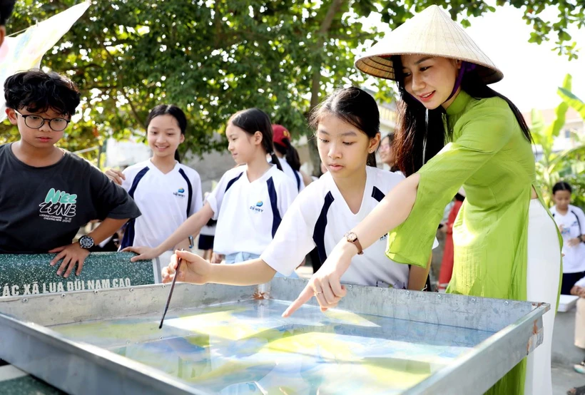 Học sinh trường liên cấp The Dewey Schools (Hà Nội) tham quan, trải nghiệm tại làng nghề làng dệt đũi Nam Cao tại xã Thống Nhất (Kiến Xương, Thái Bình). (Ảnh: Đức Anh/TTXVN)