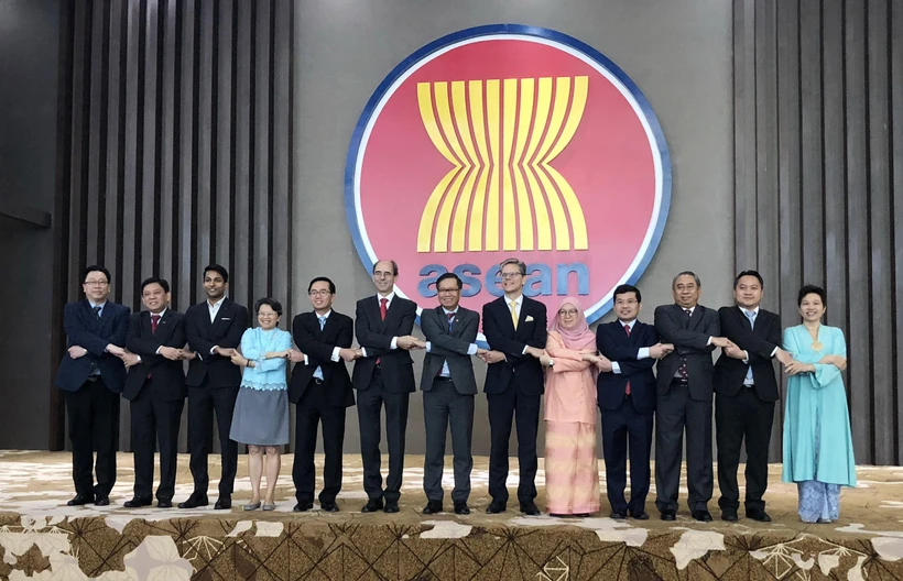 Các đại biểu tham dự cuộc họp chụp ảnh lưu niệm. (Ảnh: Hữu Chiến/TTXVN)