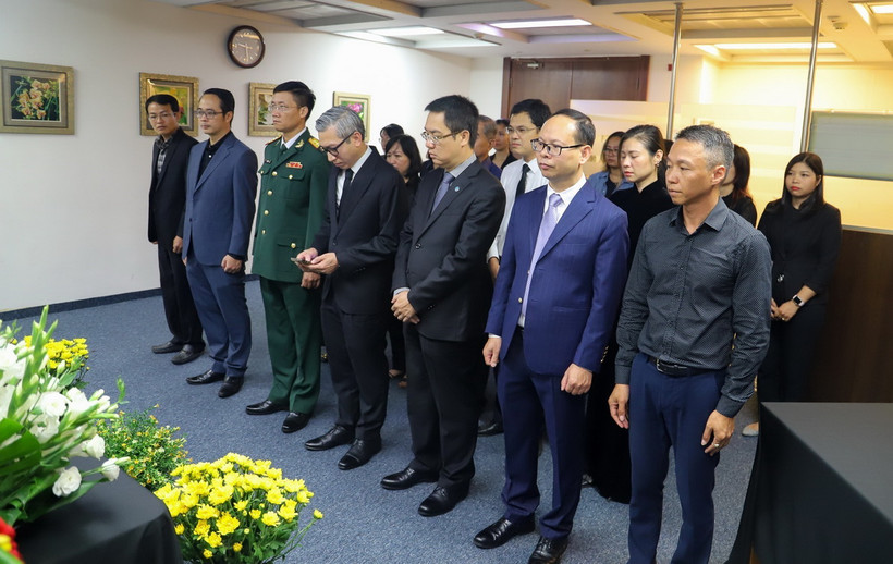 Cán bộ nhân viên và thân nhân thuộc Đại sứ quán Việt Nam tại Israel tại lễ viếng Tổng bí thư Nguyễn Phú Trọng. (Ảnh: Đức Trung/TTXVN)