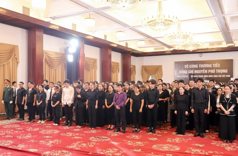Nhân dân Thành phố Hồ Chí Minh kính viếng Tổng Bí thư Nguyễn Phú Trọng. (Ảnh: Hồng Giang/TTXVN)