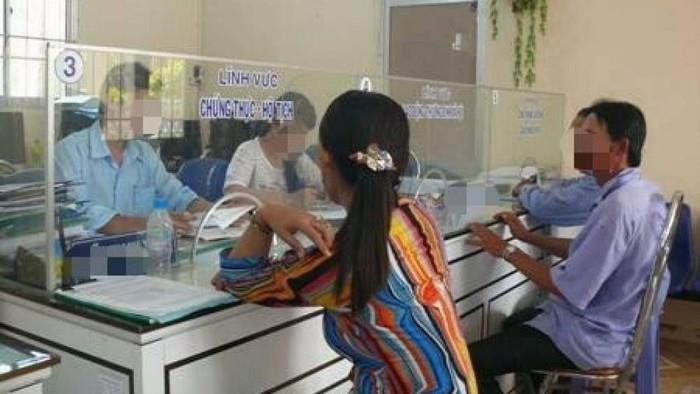 Kỷ luật công chức ''hành dân'' đi 5 lần mới làm được giấy khai sinh
