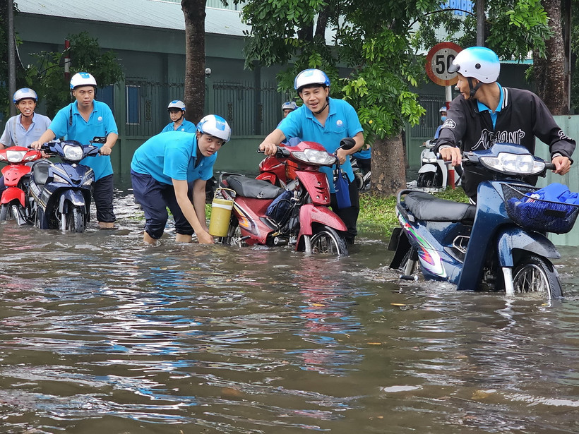Công nhân "bì bõm" trong Khu công nghiệp Giao Long. (Ảnh: Huỳnh Phúc Hậu/TTXVN)