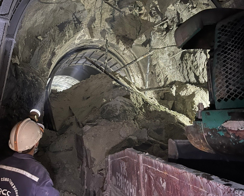 Hiện trường vụ sạt lở ở hầm Chí Thạnh. (Ảnh: TTXVN phát)