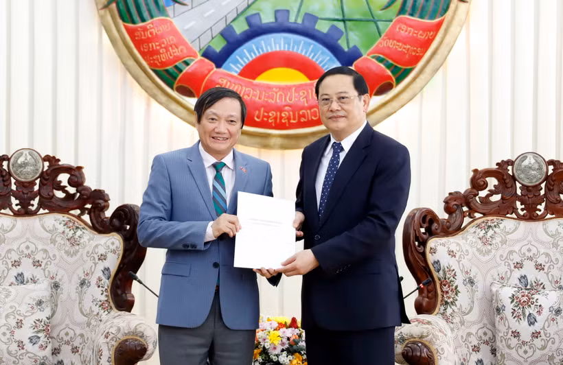 Đại sứ Việt Nam tại Lào Nguyễn Bá Hùng trao cho Thủ tướng Lào Sonexay Siphandone thư của Tổng Bí thư Nguyễn Phú Trọng gửi chúc mừng sinh nhật nguyên Chủ tịch Khamtay Siphandone. (Ảnh: Phạm Kiên/TTXVN)