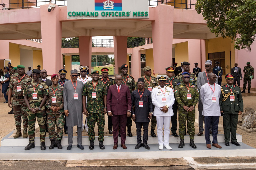 Các đại biểu chụp ảnh chung tại Hội nghị bất thường của ECOWAS ở Accra, Ghana, ngày 17/8/2023. (Ảnh: AFP/TTXVN)