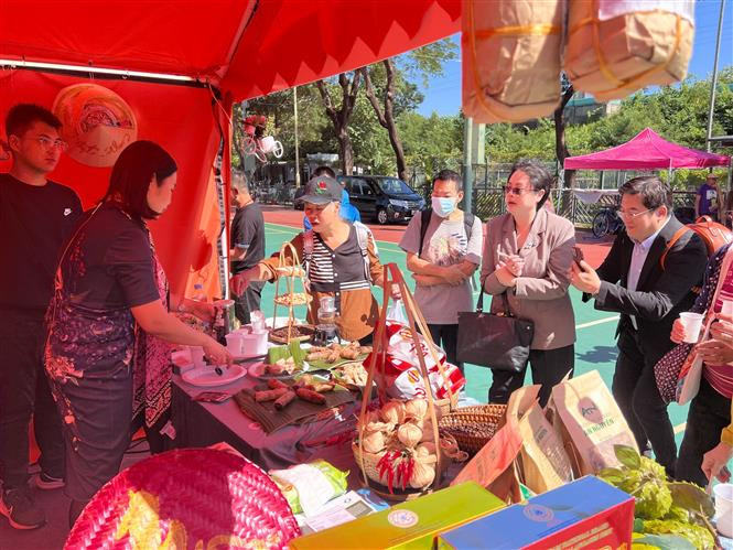 Khách tham quan nếm thử món ngon Việt Nam tại Lễ hội Ẩm thực Quốc tế Hong Kong (Trung Quốc). (Ảnh: Mạc Luyện/TTXVN)