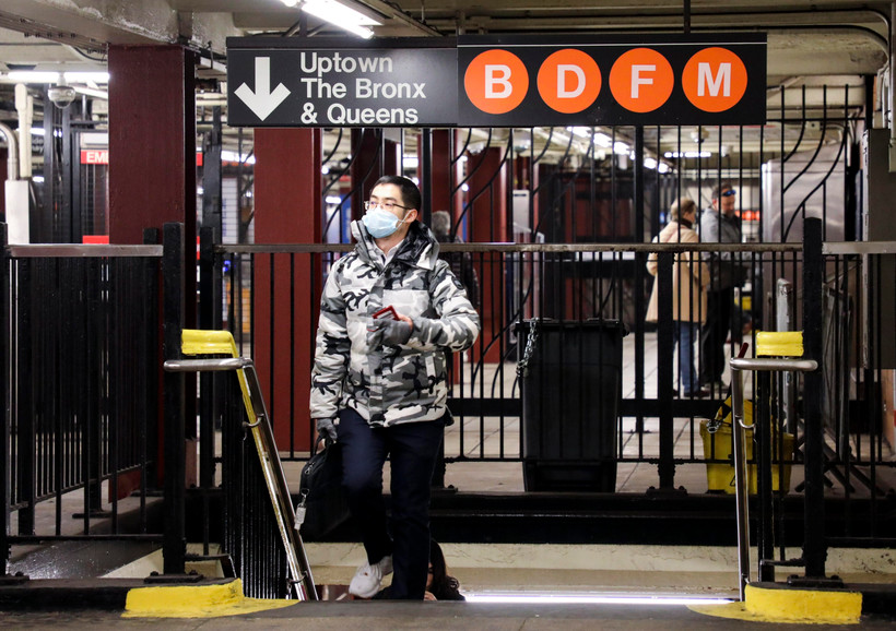 Người dân đeo khẩu trang phòng dịch COVID-19 tại ga tàu điện ngầm ở Manhattan thuộc New York, Mỹ ngày 5/3/2020. (Ảnh: THX/TTXVN)