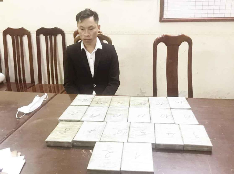 Đối tượng Vàng A Lồng, sinh năm 1989, trú tại bản Buổi Hương, xã Mường Nhà, huyện Điện Biên, tỉnh Điện Biên cầm đầu cùng vật chứng là 20 bánh heroin tại cơ quan điều tra. (Ảnh: Doãn Tấn/TTXVN)