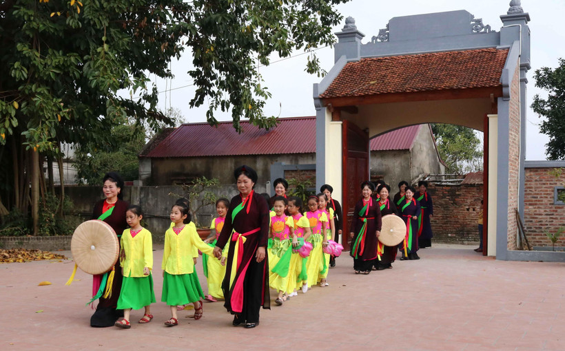 Nghệ nhân ưu tú Nguyễn Thị Quýnh, phường Vạn An, thành phố Bắc Ninh, tỉnh Bắc Ninh cùng các thành viên trong câu lạc bộ Quan họ sinh hoạt, dạy hát cho các cháu nhỏ. (Ảnh: Diệp Trương /TTXVN)