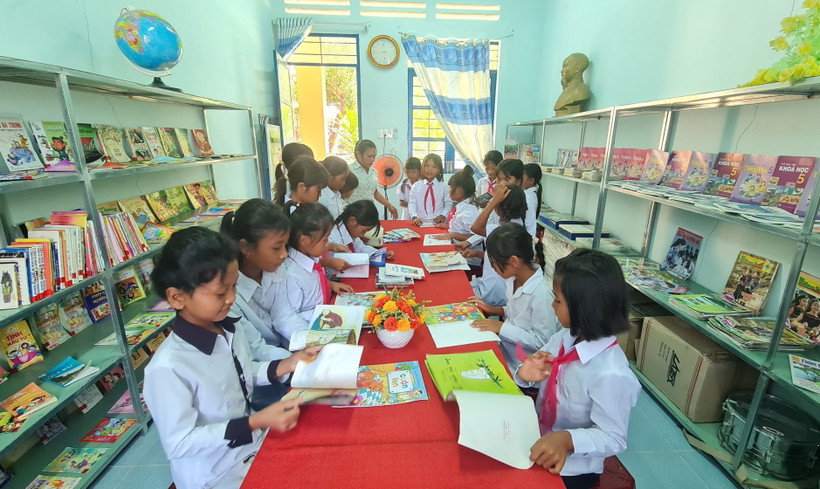 Học sinh đọc sách, truyện tại tủ sách Đinh Hữu Dư. (Ảnh minh họa. Hồng Điệp/TTXVN)