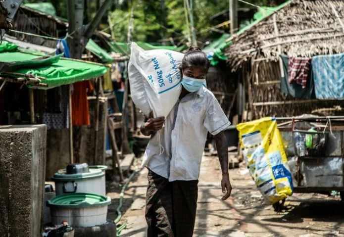 Một người dân Myanmar mang số lương thực được phân phát về nhà. (Ảnh minh họa. Nguồn: WFP)