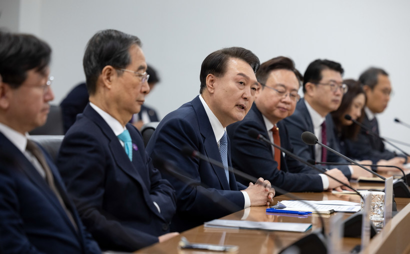 Tổng thống Hàn Quốc Yoon Suk Yeol phát biểu tại cuộc gặp các nhân viên y tế tại Trung tâm y khoa Asan ở Seoul, ngày 18/3/2024. (Ảnh: Yonhap/TTXVN)