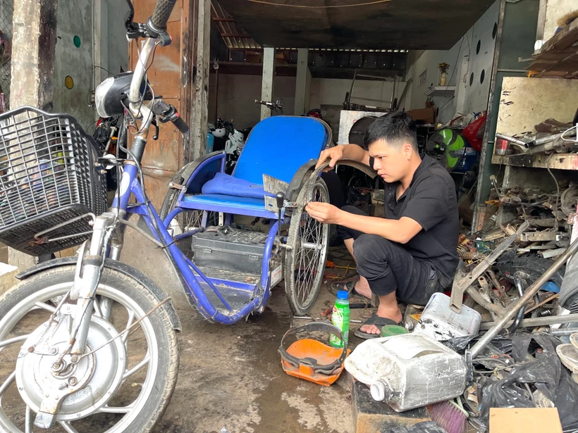 Mỗi chiếc xe lăn do anh Lê Văn Hóa chế tạo phù hợp với nhu cầu thực tế của từng người khuyết tật. (Ảnh: Thanh Thủy/TTXVN)
