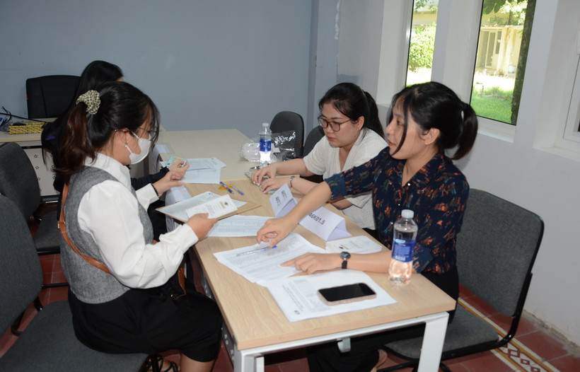 Người lao động tham gia phỏng vấn trong Ngày hội việc làm. (Ảnh: Văn Dũng/TTXVN)