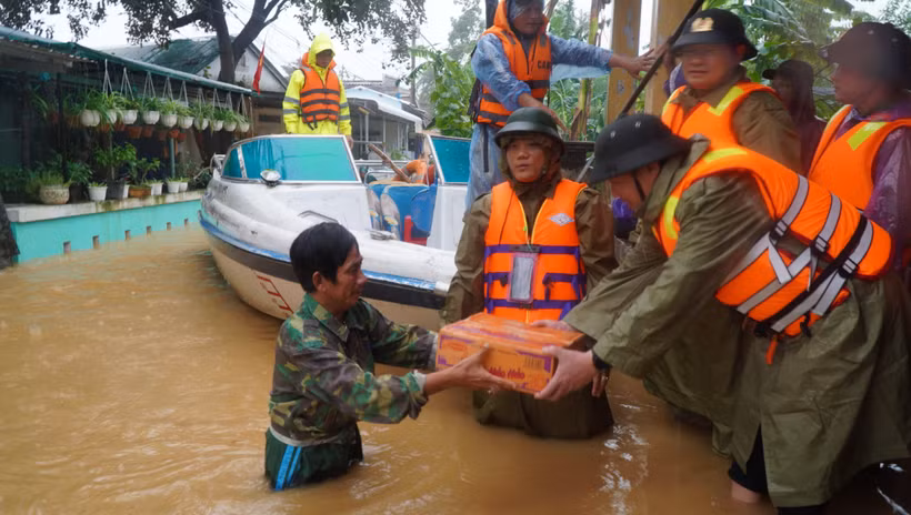 Lực lượng công an tỉnh Thừa Thiên-Huế trao tặng mì tôm cho các gia đình vùng trũng. (Ảnh: TTXVN phát)
