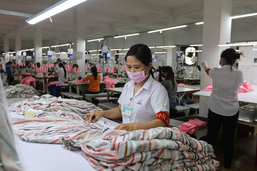 Sản xuất hàng may mặc tại Công ty Cổ phần Thương mại xuất nhập khẩu May Phương Nam (quận Gò Vấp). (Ảnh: Thanh Vũ/TTXVN)