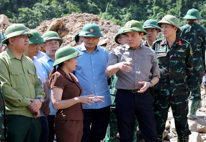 Phó Thủ tướng Trần Lưu Quang cùng đoàn công tác kiểm tra công tác khắc phục hậu quả lũ quét tại bản Lĩnh, xã Mường Pồn, huyện Điện Biên, tỉnh Điện Biên. (Ảnh: Trung Kiên/TTXVN)