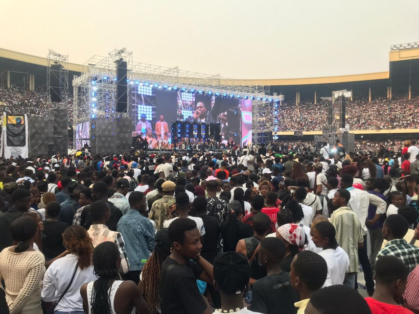 Khán giả tham dự buổi hòa nhạc tại sân vận động Stade de Martyrs ở Kinshasa, CHDC Congo, ngày 27/7. (Ảnh: THX/TTXVN)