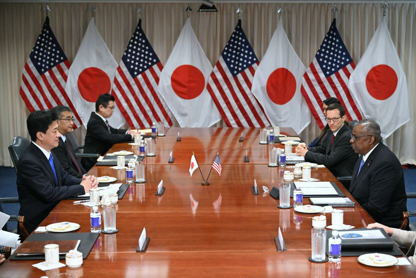 Bộ trưởng Quốc phòng Mỹ Lloyd Austin (phải) và Bộ trưởng Quốc phòng Nhật Bản Minoru Kihara (trái) trong cuộc gặp ở Washington, DC, ngày 4/10/2023. (Ảnh: AFP/TTXVN)