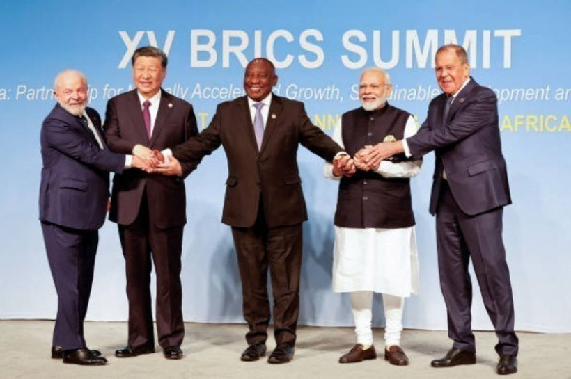 Lãnh đạo các nước thành viên BRICS chụp ảnh chung tại Hội nghị thượng đỉnh ở Johannesburg, Nam Phi ngày 23/8/2023. (Ảnh: Getty Images/TTXVN)