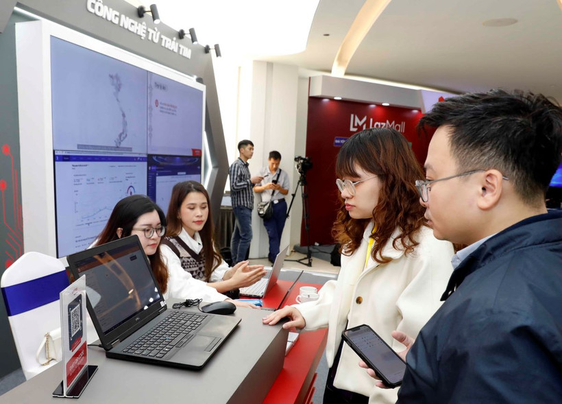 Người dùng trải nghiệm ứng dụng công nghệ số. (Ảnh: Trần Việt/TTXVN)