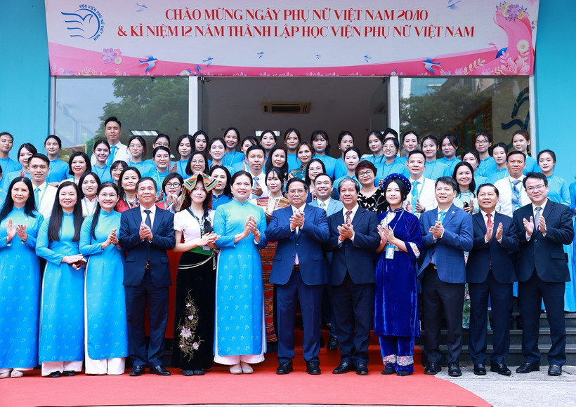 Thủ tướng Phạm Minh Chính và lãnh đạo Hội Liên hiệp Phụ nữ Việt Nam với giảng viên, sinh viên Học viện Phụ nữ Việt Nam. (Ảnh: Dương Giang/TTXVN)