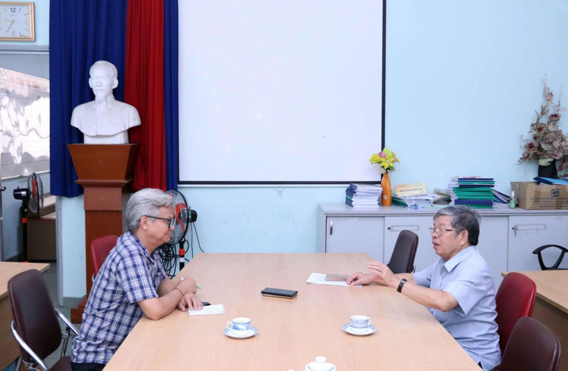 Phó Giáo sư, Tiến sỹ Hà Minh Hồng (phải) chia sẻ ý kiến về bài viết "Chống lãng phí" của Tổng Bí thư, Chủ tịch nước Tô Lâm với phóng viên TTXVN. (Ảnh: Tiến Lực/TTXVN)