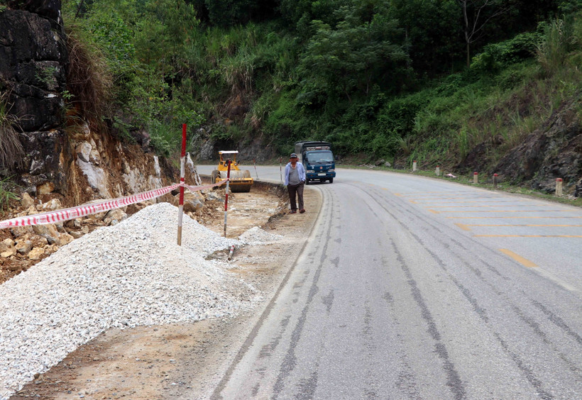 Một điểm cong cua tiềm ẩn tai nạn giao thông trên Quốc Lộ 2C, địa phận xã Phúc Ứng, huyện Sơn Dương (Tuyên Quang) đang được xử lý mở rộng đường. (Ảnh Quang Đán/TTXVN)