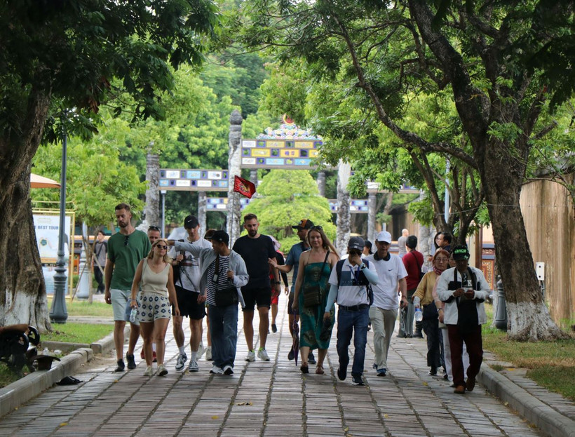 Khách du lịch quốc tế tham quan Đại Nội Huế. (Ảnh: Đỗ Trưởng/TTXVN)