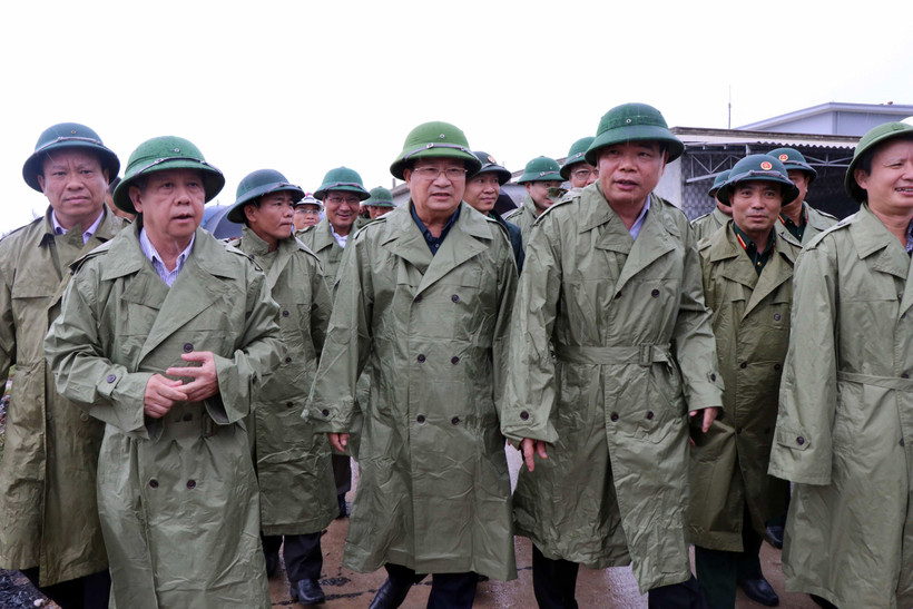 Phó Thủ tướng Chính phủ Trịnh Đình Dũng kiểm tra công tác chuẩn bị ứng phó với bão số 5 tại khu cảng cá Thuận An, huyện Phú Vang, tỉnh Thừa Thiên-Huế. (Ảnh: Đỗ Trưởng/TTXVN)